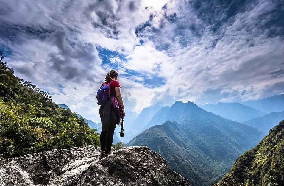 2. Đường mòn Inca đến Machu Picchu (Peru): Thuộc thung lũng Urubamba, Peru, Machu Picchu là khu tàn tích cổ xưa trên một quả núi ở độ cao 2.430 m. Đi bộ đến Machu Picchu trên đường mòn Inca được mệnh danh là cuộc phiêu lưu vĩ đại thứ hai của thế giới. Trong hành trình, bạn có thể sẽ băng qua rừng mây, lãnh nguyên, các khu định cư, đường hầm và nhiều tàn tích của người Inca... Tối đa 500 người được phép đi trên đường mòn mỗi ngày. Trong đó, 200 người đi bộ, phần còn lại là hướng dẫn viên và khuân vác. Ảnh: Daily Mail.