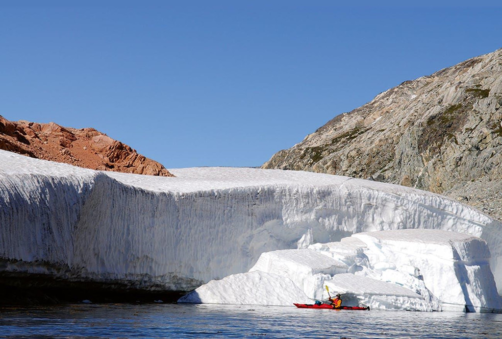 7. Vịnh hẹp Bắc Cực (Greenland): Greenland được cho là đất nước lý tưởng để chèo thuyền kayak giữa những tảng băng trôi. Trong chuyến thám hiểm, bạn sẽ đưọc chiêm ngưỡng một số khu vực hoang sơ cuối cùng trên Trái đất, nơi có những vịnh hẹp nổi bật với các tảng băng trôi, ngọn núi tuyết, động vật hoang dã và bầu trời cực quang đầy màu sắc. Ảnh: Guide to Greenland.