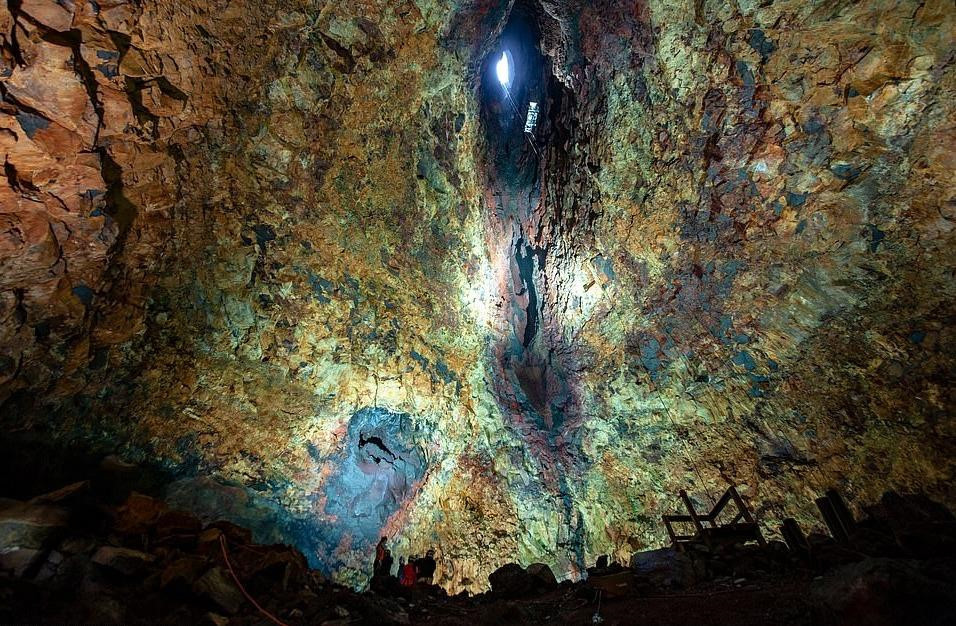 4. Núi lửa Thrihnukagigur (Iceland): Hành trình khám phá bên trong núi lửa Thrihnukagigur ở Iceland đứng thứ 4 trong danh sách những chuyến phiêu lưu ngoạn mục này. Đây là ngọn núi lửa duy nhất trên thế giới cho phép du khách đi vào buồng magma (vùng khối đá magma lỏng bên dưới bề mặt Trái Đất) và trải nghiệm hành trình đầy cảm hứng đến trung tâm của Trái Đất. Ảnh: Daily Mail.