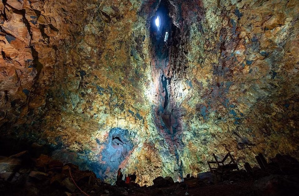 4. Núi lửa Thrihnukagigur (Iceland): Hành trình khám phá bên trong núi lửa Thrihnukagigur ở Iceland đứng thứ 4 trong danh sách những chuyến phiêu lưu ngoạn mục này. Đây là ngọn núi lửa duy nhất trên thế giới cho phép du khách đi vào buồng magma (vùng khối đá magma lỏng bên dưới bề mặt Trái Đất) và trải nghiệm hành trình đầy cảm hứng đến trung tâm của Trái Đất. Ảnh: Daily Mail.