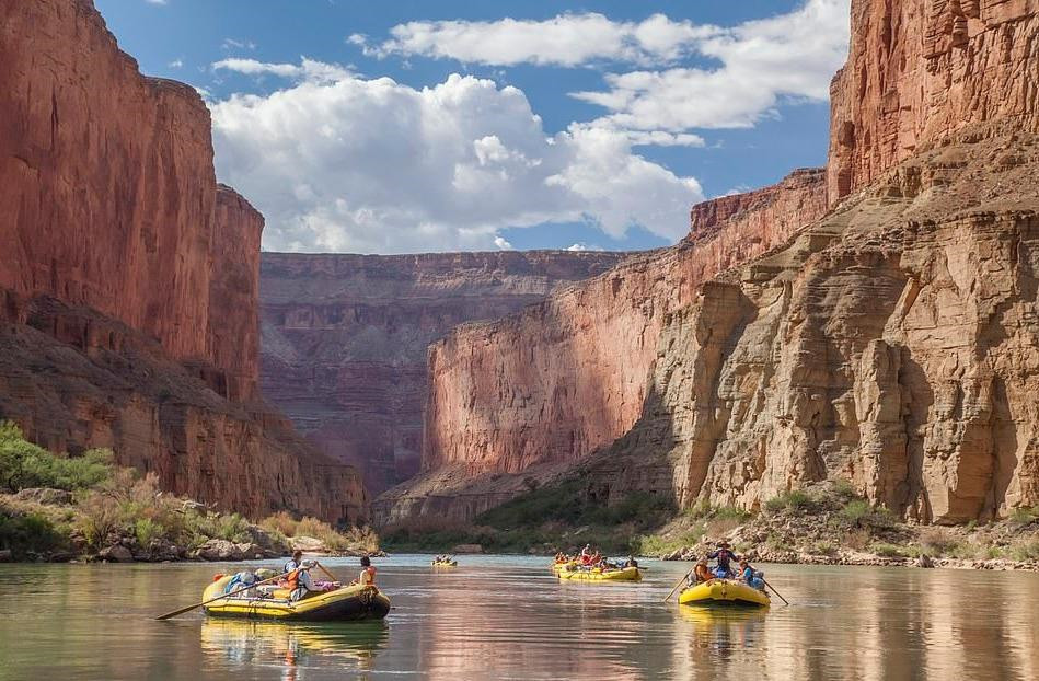 3. Grand Canyon (Mỹ): Vườn quốc gia Grand Canyon là khu bảo tồn thuộc tiểu bang Arizona, Mỹ. Nơi đây sở hữu hẻm núi lớn nổi tiếng thế giới với dòng sông Colorado hùng vĩ. Chèo thuyền ở Grand Canyon đứng thứ ba trong danh sách những cuộc phiêu lưu vĩ đại toàn cầu. Trong chuyến du ngoạn, bạn sẽ được đi bè trên dòng nước ngoạn mục, cắm trại trên bãi cát mỗi đêm, khám phá các đường mòn hẻm núi, thác nước tuyệt đẹp và ngắm nhìn những tàn tích cổ xưa. Ảnh: Daily Mail.