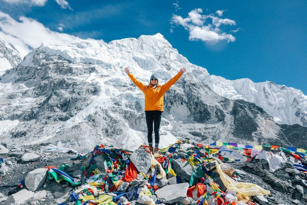 8. Trại căn cứ phía nam Everest (Nepal): Trại căn cứ phía nam của đỉnh Everest ở Nepal không chỉ là điểm dừng chân nổi tiếng cho những người leo núi trên đường đến đỉnh thế giới. Nơi đây còn là một trong những chuyến đi phổ biến nhất ở dãy Himalaya. Để tới điểm dừng chân này, bạn cần phải đi bộ 4-6 giờ mỗi ngày. "Độ cao 5.350 m là thách thức đối với nhiều người trong chặng đường chinh phục", David Ballinger, người từng chinh phục Everest 7 lần chia sẻ. Ảnh: Pinterest.