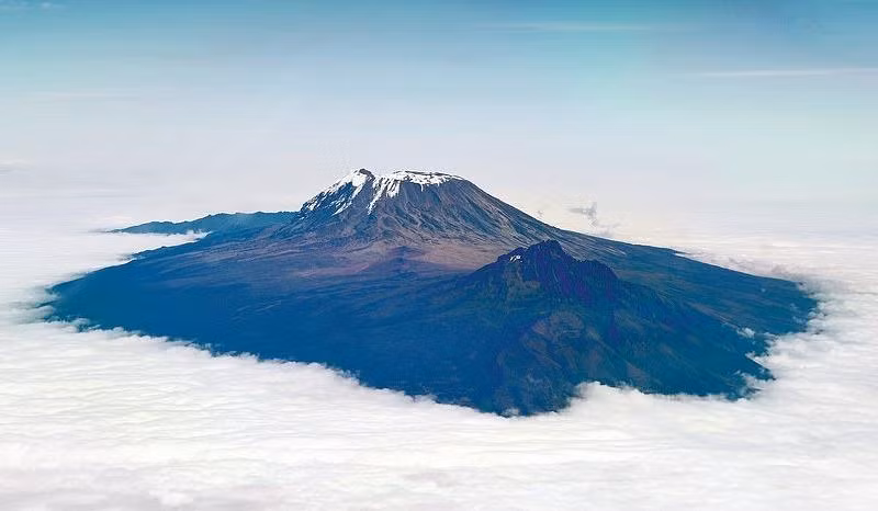 1. Kilimanjaro (Tanzania): Nằm ở Nam Phi, trên vùng đồng cỏ Sabana rộng lớn của Tanzania, Kilimanjaro là một trong 7 ngọn núi cao nhất thế giới, thách thức những người đam mê khám phá tới đây chinh phục. Đứng đầu danh sách, leo núi Kilimanjaro được mệnh danh là cuộc phiêu lưu vĩ đại nhất thế giới. Ảnh: Daily Mail.