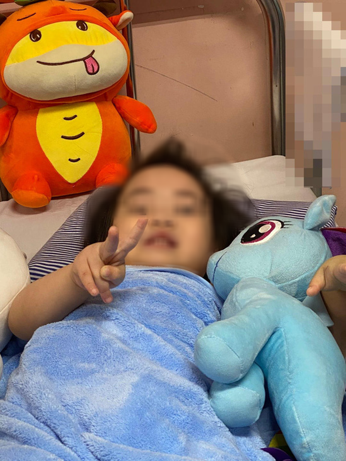 Những ngày qua, Bệnh viện Nhi Trung ương đã cho hội chẩn liên chuyên khoa để tìm phương án chữa trị tốt nhất cho bé. Bệnh viện cũng chỉ đạo phòng Công tác xã hội cử đầu mối để hỗ trợ, giúp đỡ cho gia đình khi cháu cần thăm khám trong thời gian tới. (Ảnh: Người lao động)