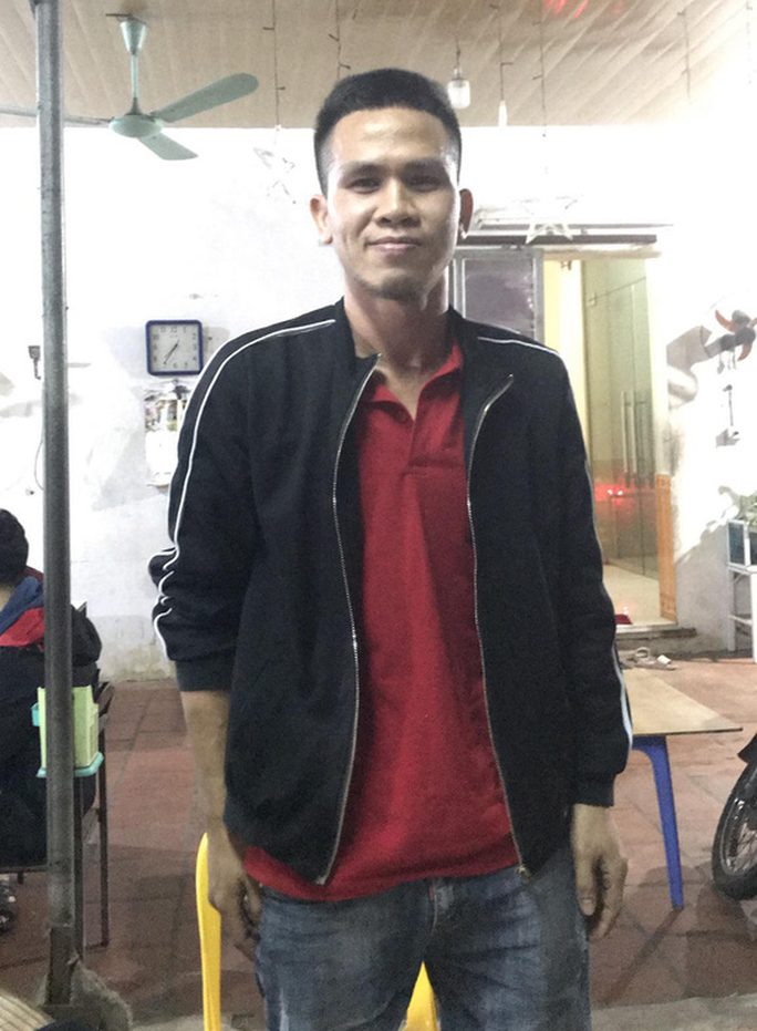 Người hùng đỡ được bé gái là anh Nguyễn Ngọc Mạnh (SN 1990, trú tại xã Vĩnh Ngọc, huyện Đông Anh, Hà Nội). Anh Mạnh cho biết anh làm nghề lái xe tải, chuyên nhận chuyển nhà trọn gói. Thời điểm xảy ra vụ việc anh đang ngồi trong xe ôtô, đợi chuyển hàng cho khách ở tòa nhà gần đó. (Ảnh: Người lao động)