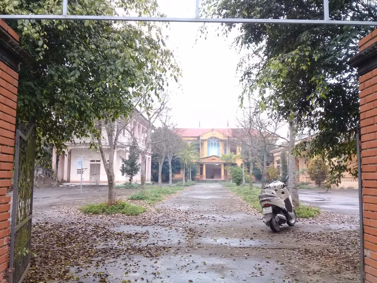 Chị Nguyễn Thị Ngọc ở xã Thanh Nga (cũ) cho biết: ''Từ khi xã sáp nhập đến nay, trụ sở UBND xã chỉ để thỉnh thoảng tổ chức họp phụ nữ thôn, họp chi bộ và tổ chức các chương trình văn hóa, văn nghệ của thôn, không thì cũng chỉ bỏ hoang''.