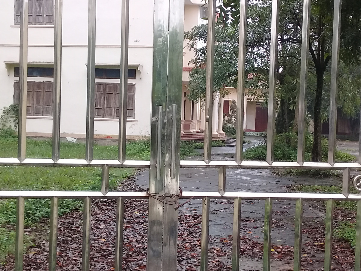 Ông Nguyễn Hồng Sơn - Chủ tịch UBND Minh Tân cho biết: ''Hiện nay, chúng tôi đang tạm thời cho các khu dân cư mượn khuân viên hội trường để tổ chức hội họp. Xin ý kiến chỉ đạo của huyện để chuyển đổi sang mục đích khác''. 