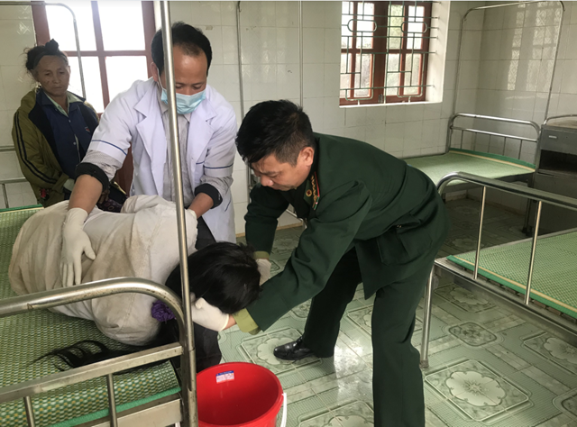 Hai vo chong nguy kich tinh mang do uong nuoc la ngon-Hinh-2