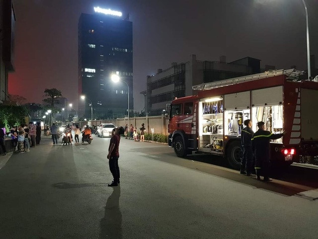 Ha Noi: Thang may chung cu cao cap “chet cung”, nhot cu dan trong ca bin-Hinh-2