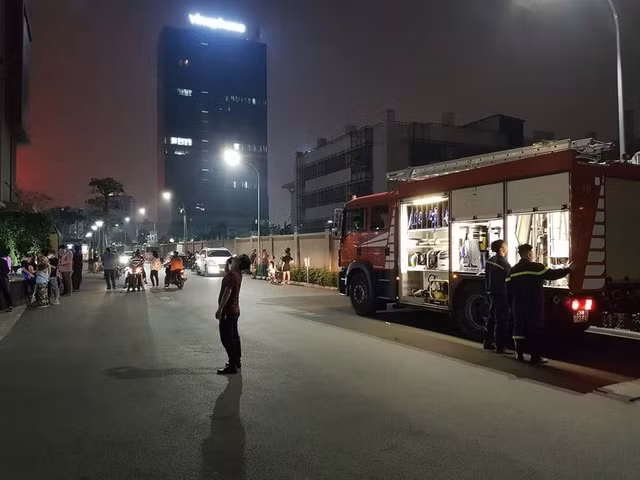 Ha Noi: Thang may chung cu cao cap “chet cung”, nhot cu dan trong ca bin-Hinh-2