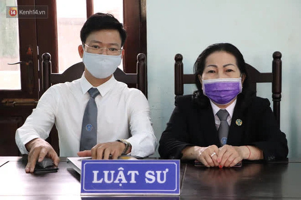 Luật sư Đỗ Ngọc Thanh cho rằng bản án chưa phù hợp, còn quá nhẹ so với hành vi mà Nhựt phạm phải. Sau phiên tòa, gia đình bị hại cũng cho biết sẽ kháng cáo toàn bộ bản án sơ thẩm của TAND huyện Dương Minh Châu.(Ảnh: Tin Tức)