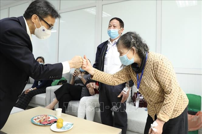 Phó thủ tướng Vũ Đức Đam động viên và cảm ơn các tình nguyện viên tham gia thử nghiệm vắc-xin Nanocovax. (Ảnh: Tin tức)