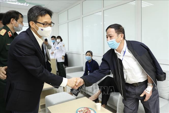 Phó Thủ tướng Vũ Đức Đam đến thăm, động viên nghiên cứu viên, tình nguyện viên tiêm thử nghiệm vắc-xin Nanocovax phòng COVID-19 giai đoạn 2 tại Học viện Quân y (Bộ Quốc phòng). (Ảnh: Tin tức)