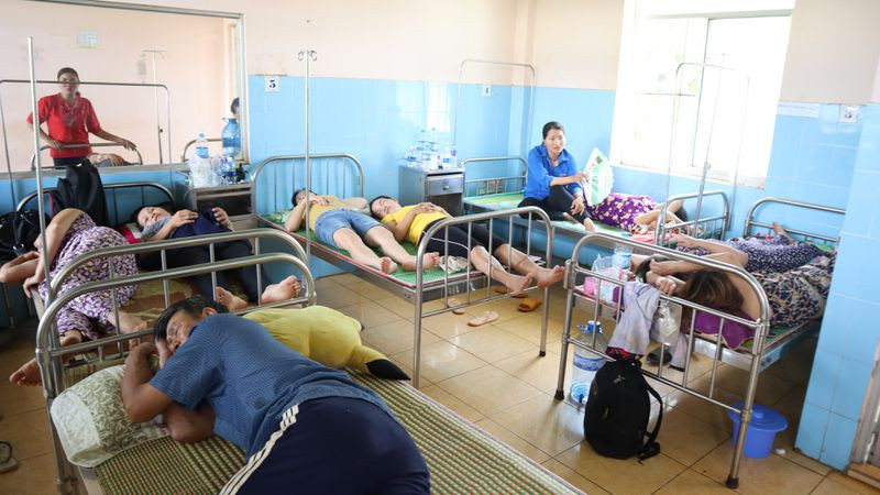 Hon 90 nguoi ngo doc thuc pham sau khi an co cuoi