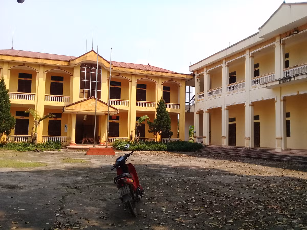 Một người dân xót xa nói: ''Trụ sở to đẹp như vậy lại bỏ trống cả năm nay, thật lãng phí quá.''