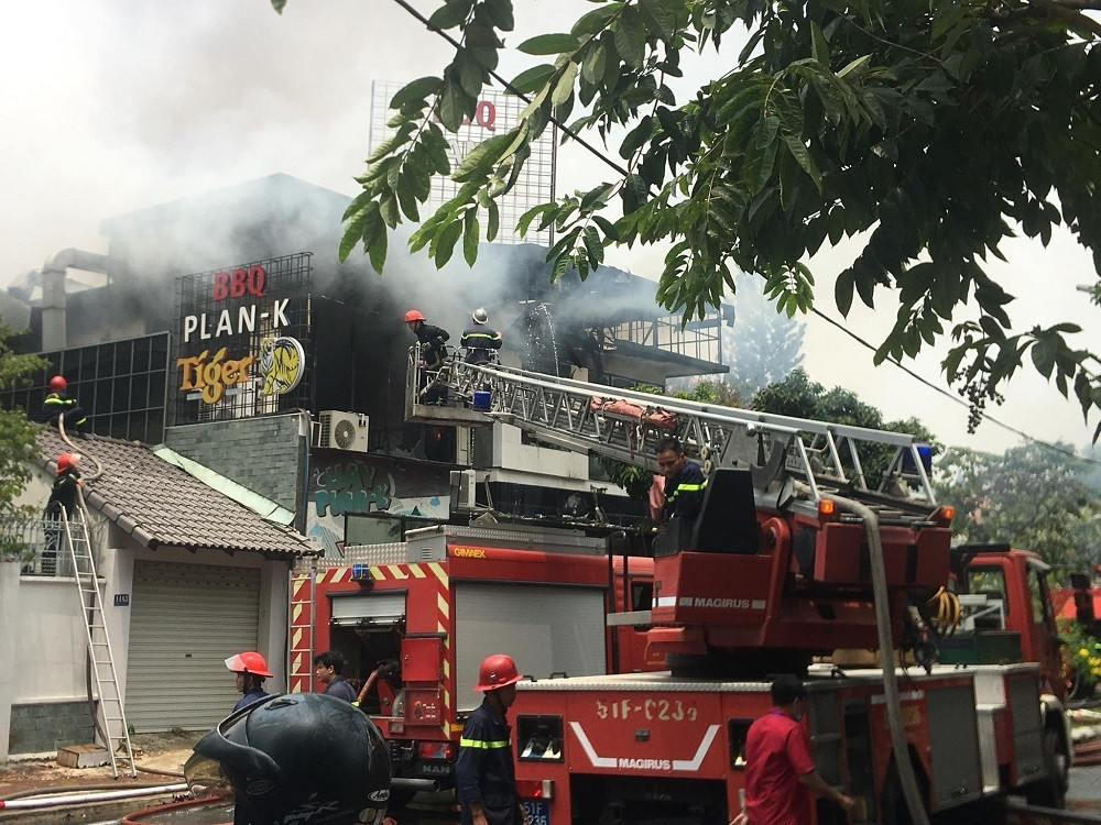 No lon, chay du doi tai nha hang BBQ Plan-K Thao Dien-Hinh-3