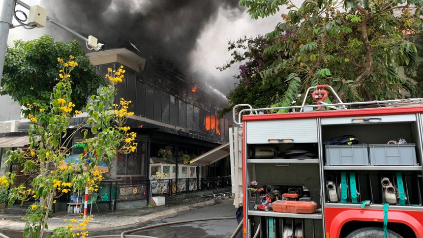 No lon, chay du doi tai nha hang BBQ Plan-K Thao Dien