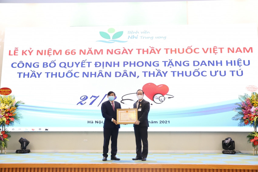 “Tôi xin hứa sẽ cùng các đồng nghiệp xây dựng và phát triển Bệnh viện Nhi Trung ương theo hướng chuyên sâu, hội nhập và chất lượng, nhằm đáp ứng nhu cầu đa dạng về khám chữa bệnh trẻ em trong tình hình mới đồng thời phấn đấu sớm đưa bệnh viện trở thành Trung tâm Nhi khoa tiên tiến, hiện đại, chất lượng cao trong khu vực và trên thế giới”, PGS Điển khẳng định. (Ảnh: BV Nhi Trung ương)