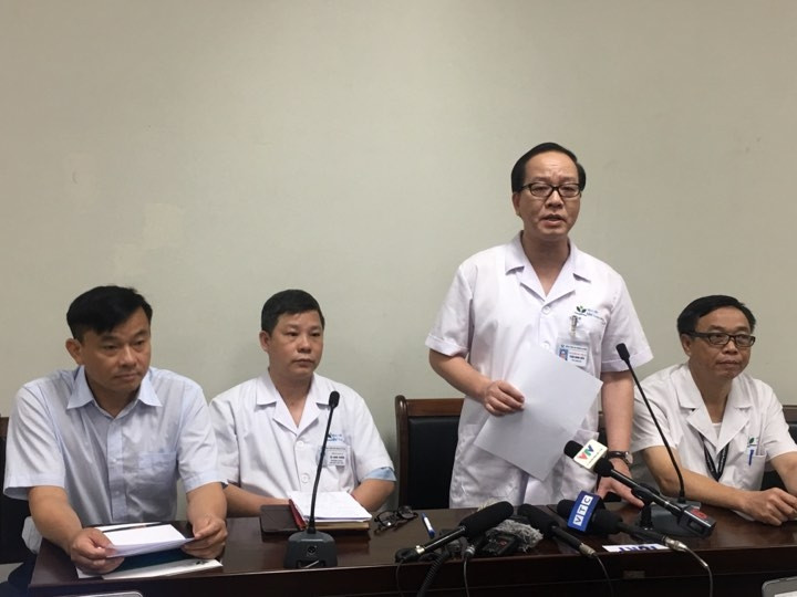 Bệnh viện Nhi Trung ương có được những thành tựu như ngày nay, PGS.TS Trần Minh Điển không quên gửi lời tri ân sâu sắc đến những thế hệ tiền bối đã đặt nền móng vững chắc để Bệnh viện phát triển ngày càng lớn mạnh; đồng thời tri ân các thế hệ thầy thuốc, những người đã và đang cống hiến cho sự nghiệp chăm sóc sức khỏe nhân dân tại bệnh viện nói riêng và toàn ngành y tế nói chung. (Ảnh: Nhân dân) 