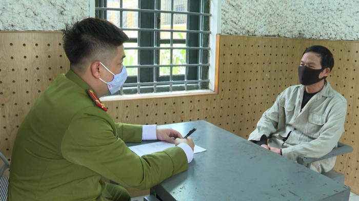 Khoi to nguoi dan ong di xe may bien 9999 danh CSGT