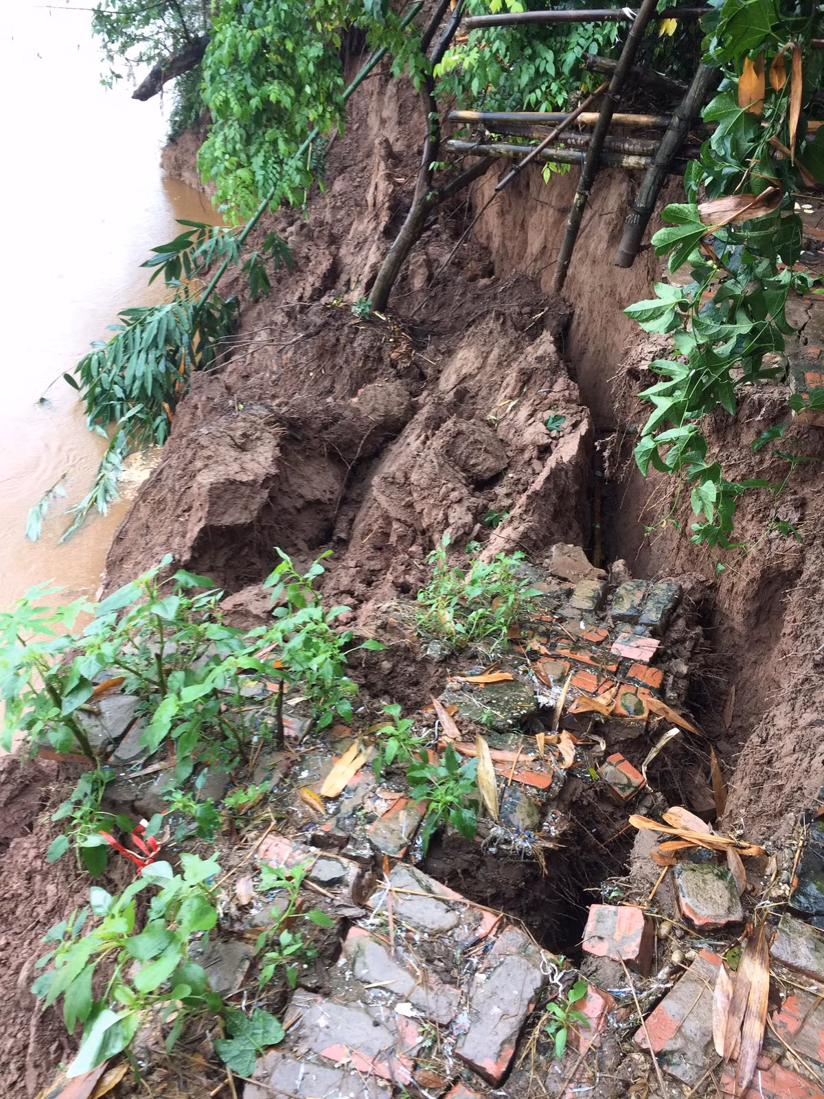 Bo song Hong sat lo, hon 20 ho dan so bi “Ha Ba” nuot chung