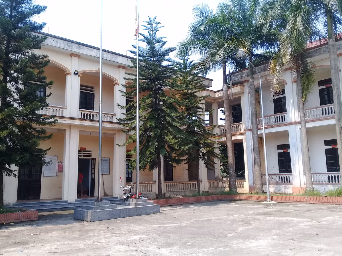 Trụ sở xã Mai Tùng (cũ) huyện Hạ Hòa cũng đang bỏ không.