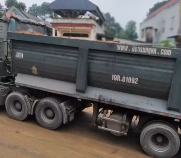 Phu Tho: Nguoi dan “khon kho” vi xe cho dat quan nat con duong-Hinh-10