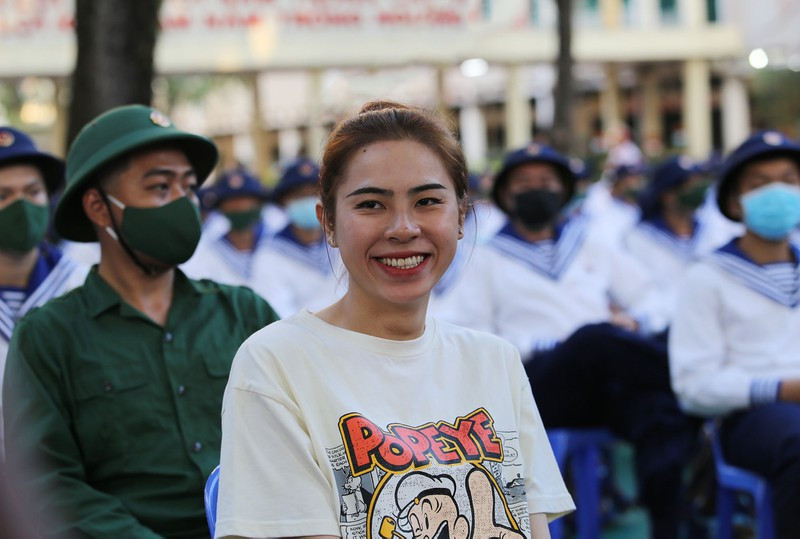 Nguyễn Đào Thúy Vy (quận 6, TP.HCM) cho biết sau khi tốt nghiệp ngành quản lý nhà nước của Học viện cán bộ TP.HCM thì đã có một công việc ổn định. Tuy nhiên, khi TP có thông tin đăng ký nhập ngũ thì Vy đã gác lại công việc để tham gia. (Ảnh: Pháp luật TP.HCM)