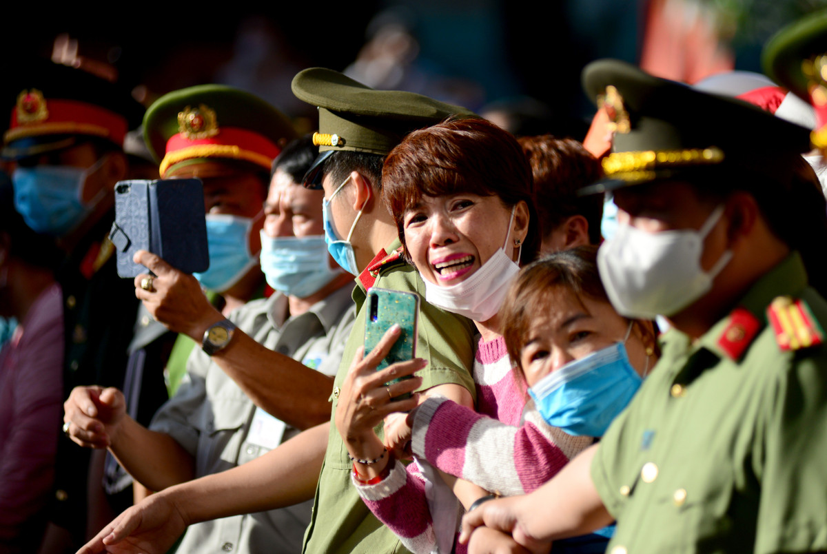 Giọt nước mắt của những người mẹ khi tạm biệt con trai. Biết rằng con em lên đường làm nghĩa vụ thiêng liêng với Tổ quốc nhưng nhiều người mẹ vẫn không giấu nổi cảm xúc buồn nhớ lúc chia tay. (Ảnh: Dân Trí)