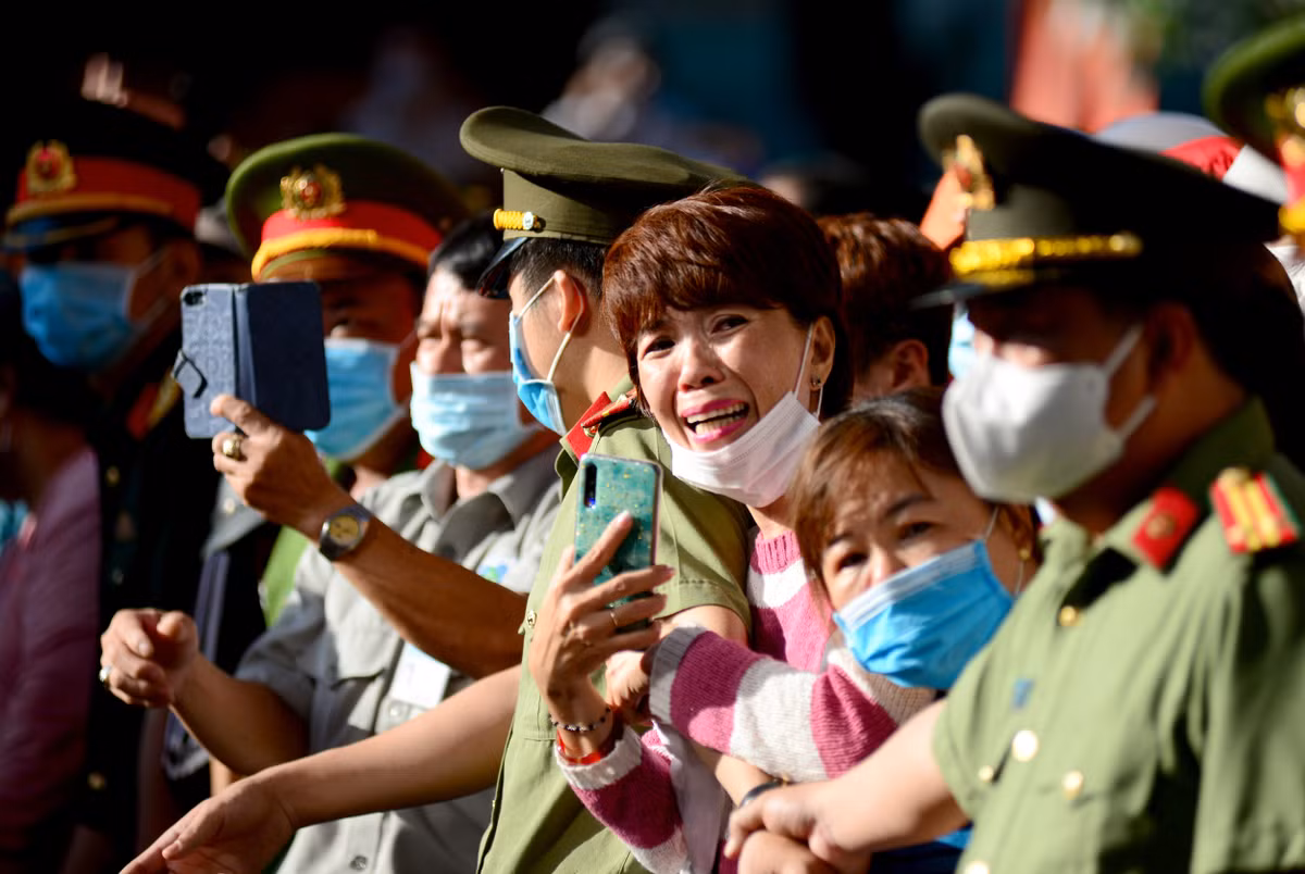 Giọt nước mắt của những người mẹ khi tạm biệt con trai. Biết rằng con em lên đường làm nghĩa vụ thiêng liêng với Tổ quốc nhưng nhiều người mẹ vẫn không giấu nổi cảm xúc buồn nhớ lúc chia tay. (Ảnh: Dân Trí)