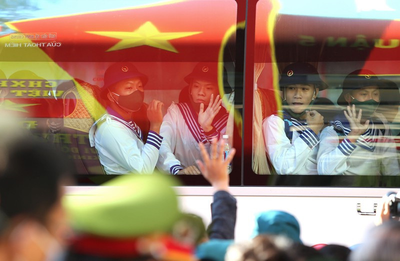 8 giờ sáng những chuyến xe lăn bánh đưa tân binh về đơn vị. (Ảnh: Pháp luật TP.HCM) 