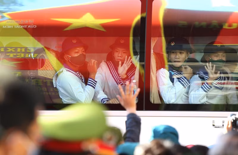 8 giờ sáng những chuyến xe lăn bánh đưa tân binh về đơn vị. (Ảnh: Pháp luật TP.HCM) 