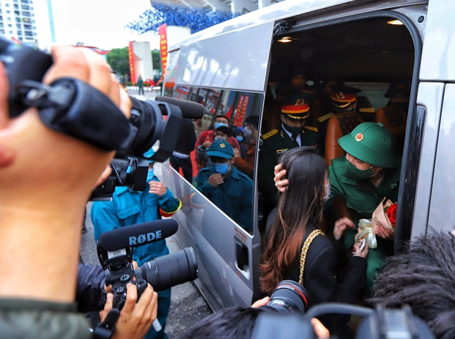 Giây phút bạn bè người thân bịn rịn chia tay các tân binh. (Ảnh: Công an nhân dân)