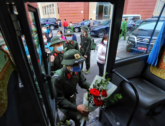 Xe đón tân binh của đơn vị nhận quân được bố trí gọn theo đội hình để không ảnh hưởng đến tiến độ giao quân. (Ảnh: Công an nhân dân)