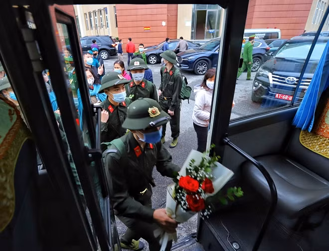 Xe đón tân binh của đơn vị nhận quân được bố trí gọn theo đội hình để không ảnh hưởng đến tiến độ giao quân. (Ảnh: Công an nhân dân)