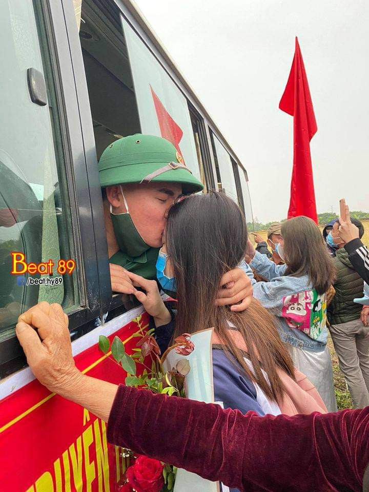 Phút lưu luyến của người yêu khi tiễn chàng trai trẻ trước lúc lên đường.