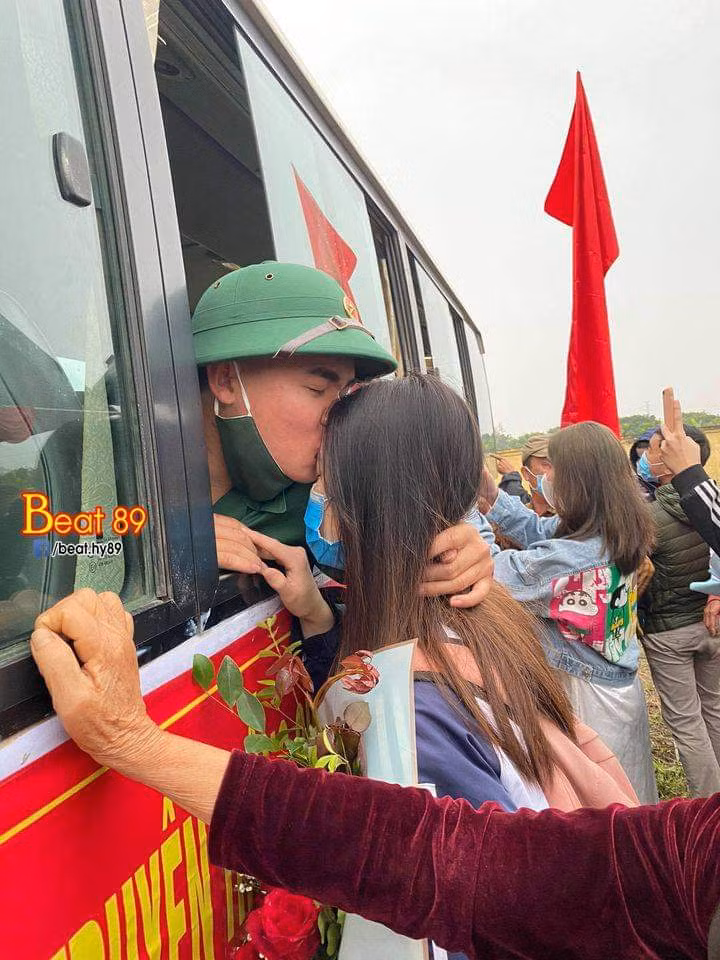 Xuc dong khoang khac nguoi than tien cac tan binh len duong nhap ngu-Hinh-6