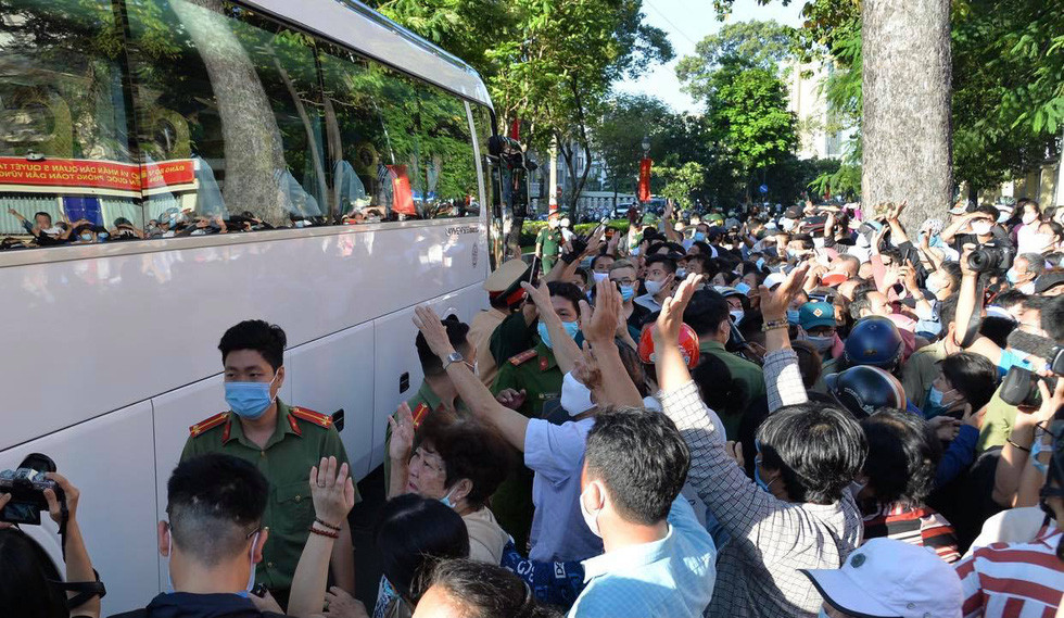 Những đoàn xe đưa các chiến sĩ lên đường nhập ngũ. (Ảnh: Tuổi Trẻ)