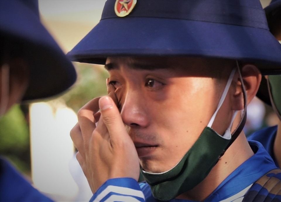 Tân binh xúc động trước khi lên đường nhập ngũ. (Ảnh: Lao Động)