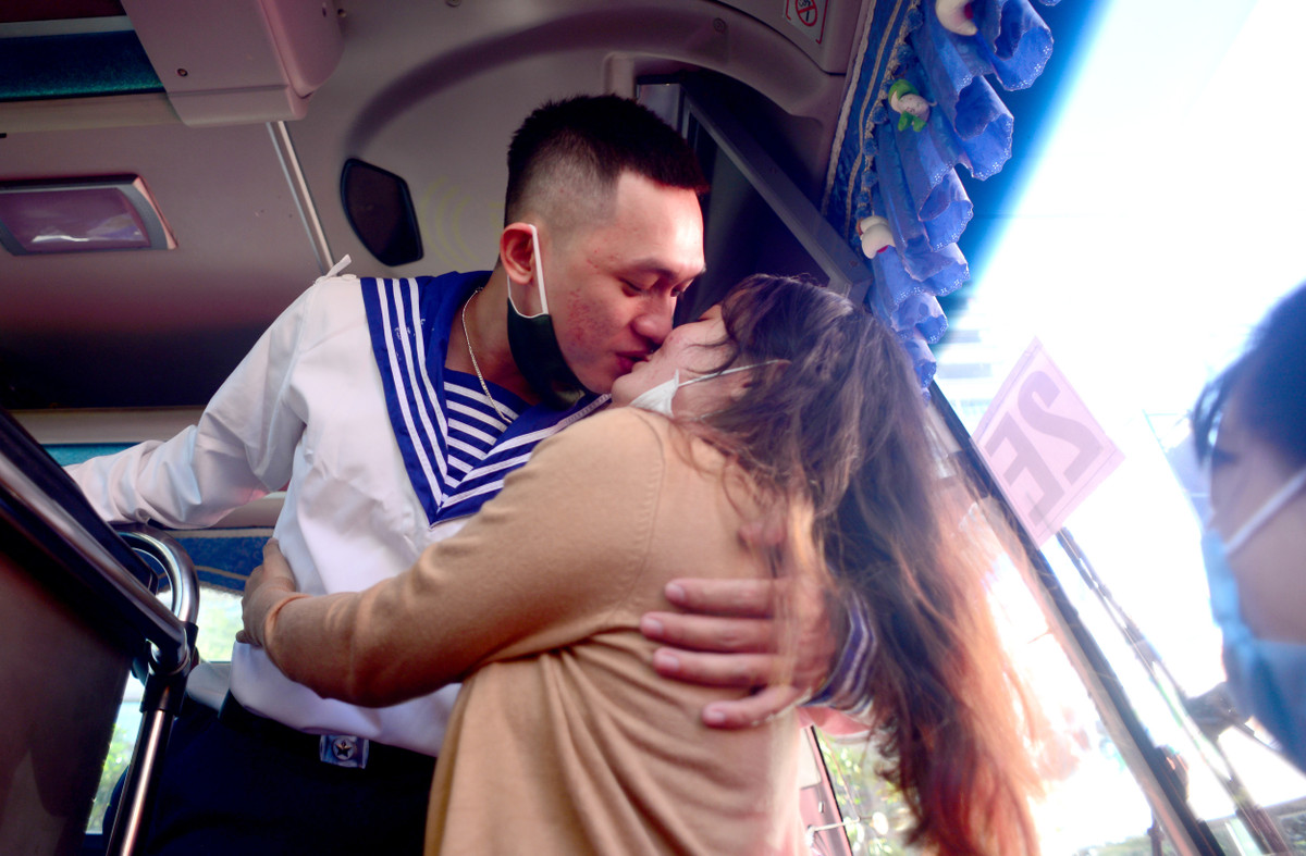 Mỹ Phụng (24 tuổi, ngụ quận Tân Bình) dành cho bạn trai nụ hôn và câu hứa "em sẽ chờ anh về để làm đám cưới". (Ảnh: Dân Trí)