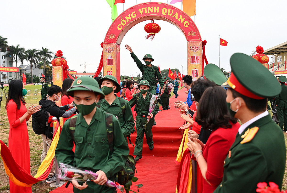 Nhiều tân binh bước qua cổng vinh quang với tâm lý thoải mái và sẵn sàng nhận nhiệm vụ bảo vệ Tổ quốc. (Ảnh: Vnexpress)