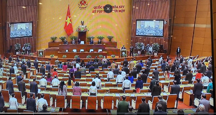 Trước khi bước vào phiên thảo luận tại kỳ họp thứ 11, Quốc hội khóa XIV đã dành một phút mặc niệm đại biểu Quốc hội (ĐBQH) Nguyễn Thanh Quang