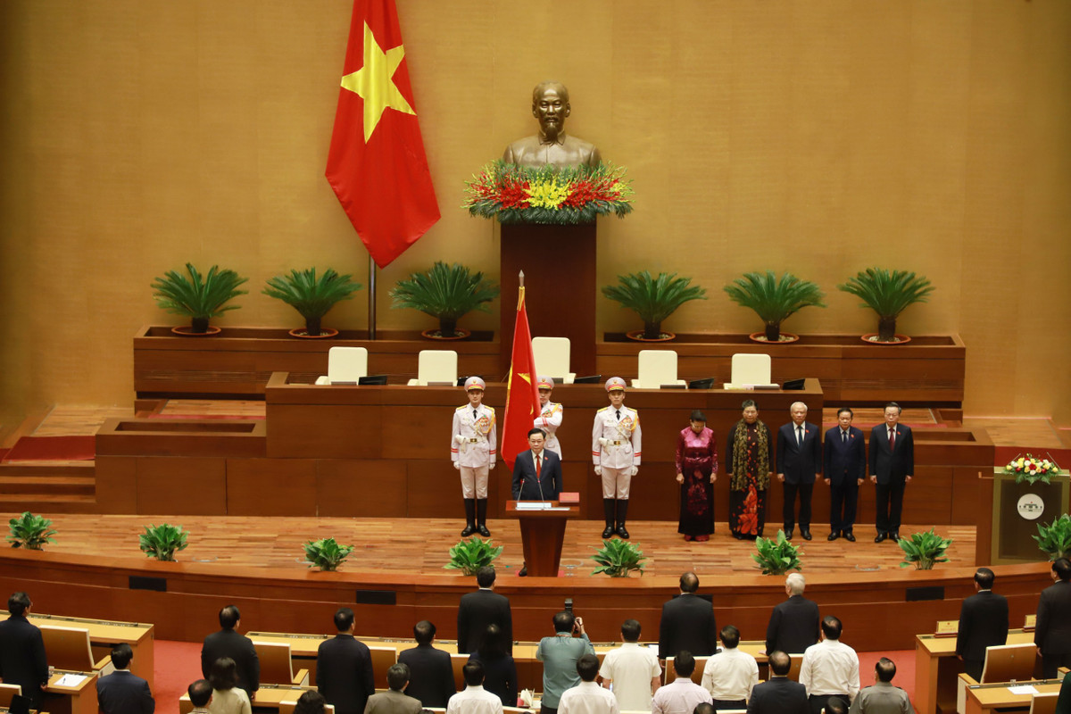 Chum anh: Tan Chu tich Quoc hoi tuyen the nham chuc, dieu hanh phien hop