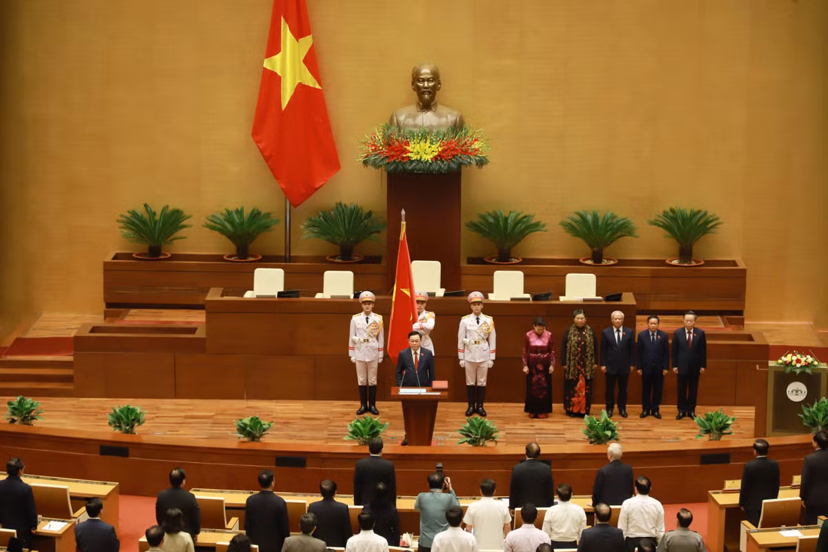 Chum anh: Tan Chu tich Quoc hoi tuyen the nham chuc, dieu hanh phien hop