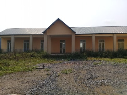 Sau khi sap nhap xa, nhieu tru so de tha bo, co moc um tum-Hinh-3