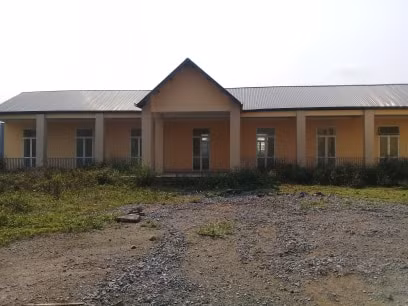 Trụ sở cũ của UBND xã Yên Nội (Thanh Ba) bị bỏ không một năm nay, cỏ dại mọc um tùm khắp sân.