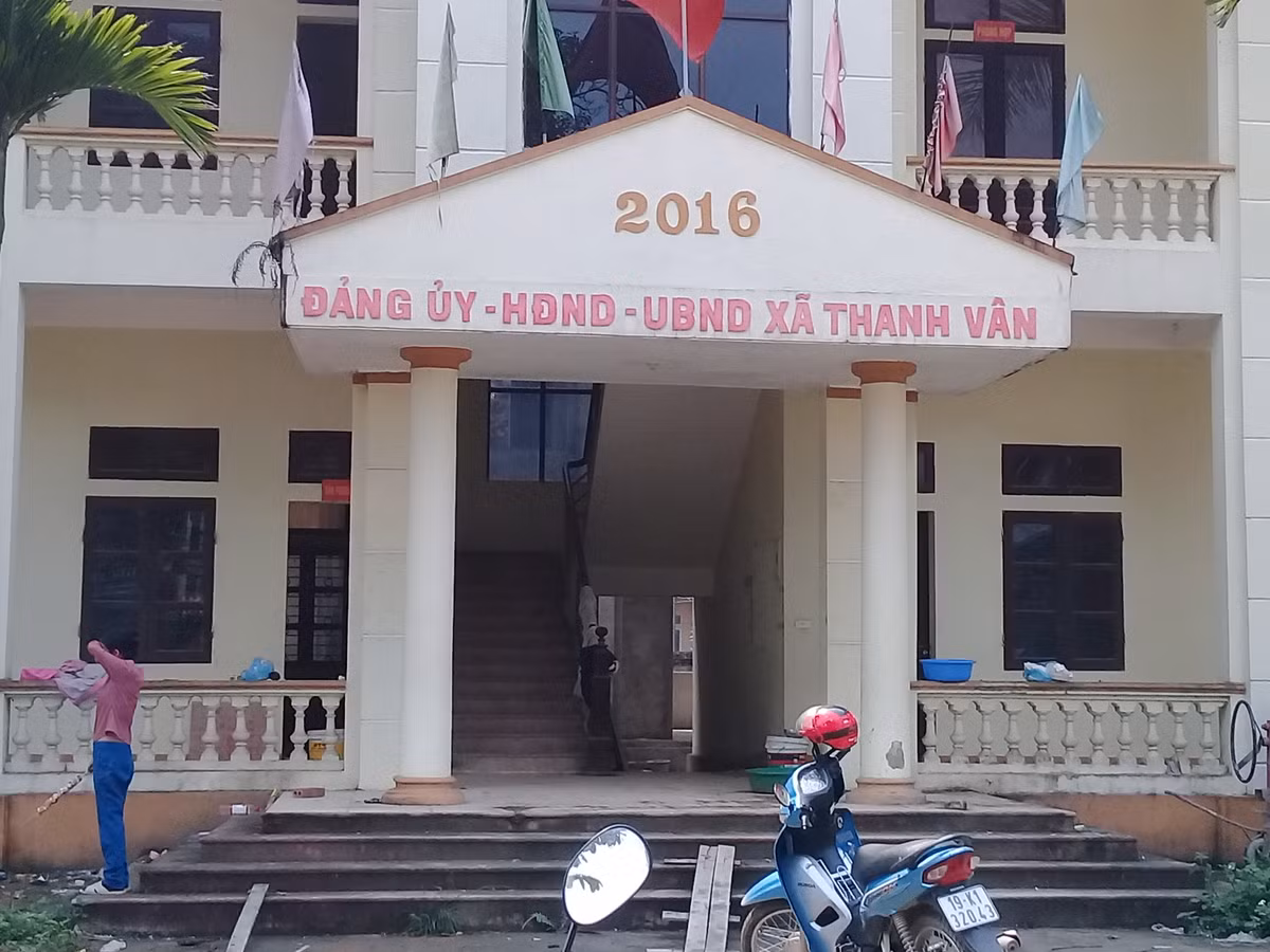 Trao đổi với PV, ông Lê Hồng Thuận cho biết: ''Sau sáp nhập 3 xã vào với nhau, hiện tại Hanh Cù đang dư thừa 2 trụ sở xã. Riêng trụ sở xã Thanh Vân (cũ) xã đang đầu tư, cải tạo, nâng xây dựng trạm y tế Hanh Cù để phục vụ nhu cầu khám, chữa bệnh cho nhân dân 3 xã''.