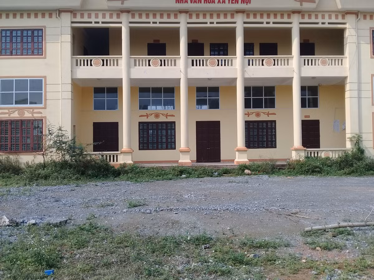 Ngôi nhà làm việc hai tầng của trụ sở UBND xã Yên Nội (cũ) khá khang trang lên tới hàng tỷ đồng. Tuy nhiên, mới đưa vào sử dụng chưa được bao lâu nay phải bỏ hoang lãng phí.