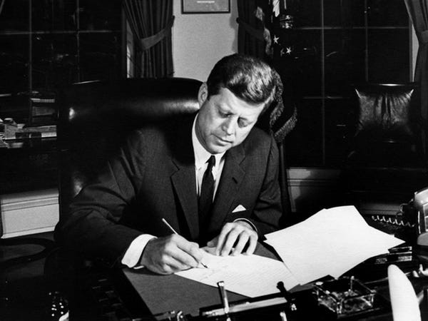 Tổng thống thứ 35 của Mỹ John F. Kennedy là ông chủ Nhà Trắng trẻ nhất trong lịch sử xứ sở cờ hoa. Ông từng đoạt giải thưởng Pulitzer danh giá vào năm 1957 cho cuốn sách "Profiles in Courage".