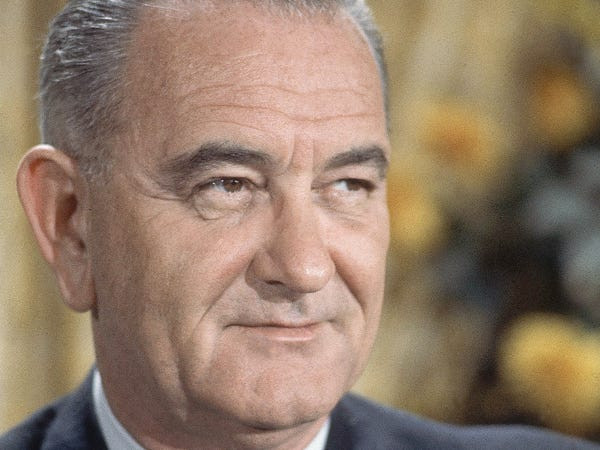 Tổng thống thứ 36 của Mỹ Lyndon B. Johnson có nhiều thành tựu để đời như thông qua đạo luật quyền công dân năm 1964, đạo luật quyền bầu cử năm 1965.